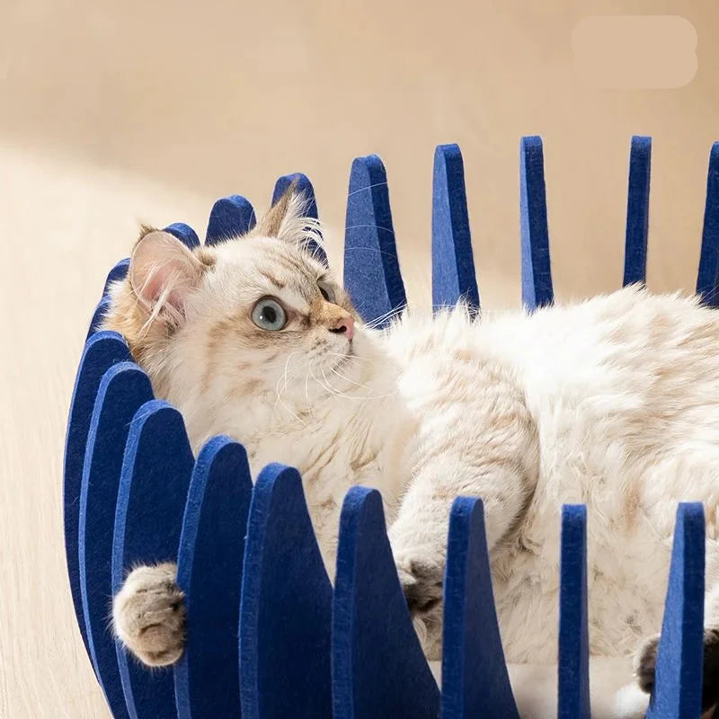Cocon douillet pour chat en bois et feutrine | Lit design confortable