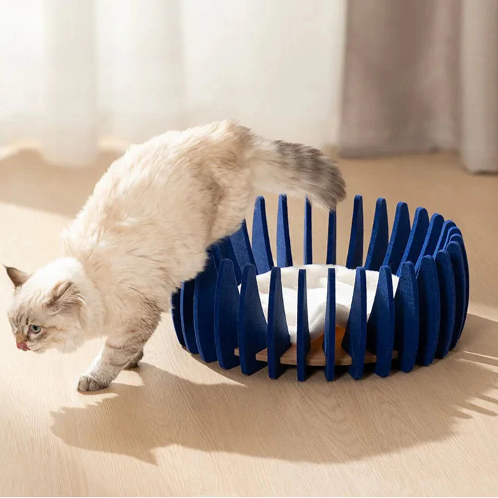 Cocon douillet pour chat en bois et feutrine | Lit design confortable