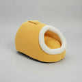 Cocon pour chat en peluche jaune doux avec une ouverture confortable pour les félins