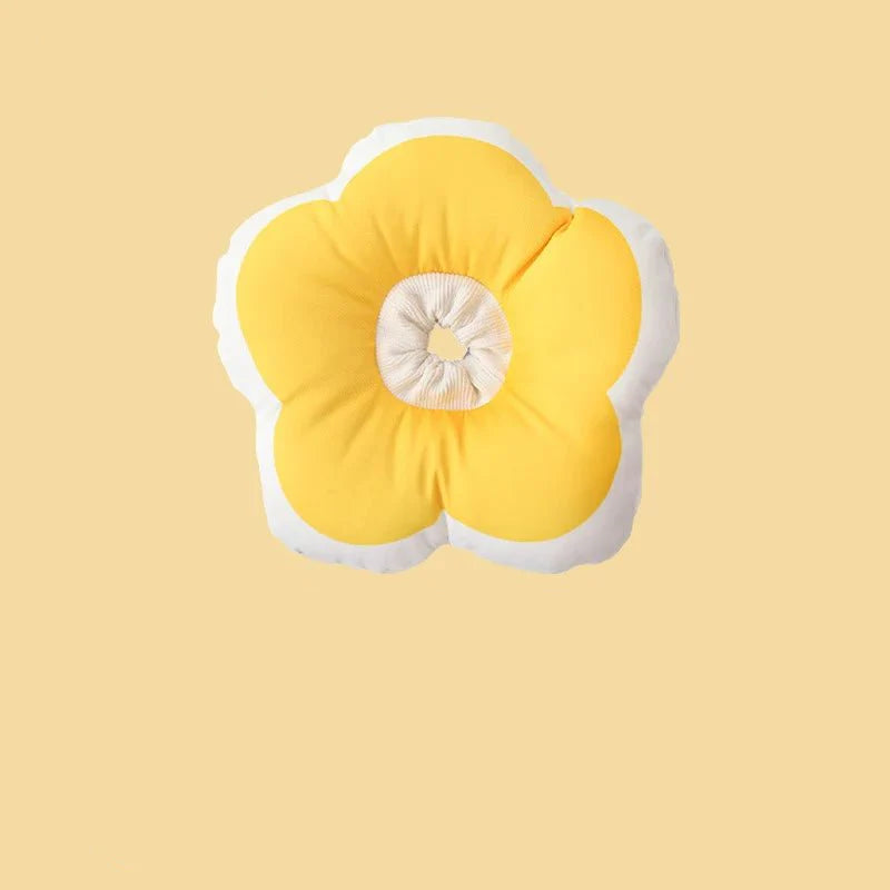 Collerette imperméable pour chat en forme de fleur jaune et blanche par Oscar et Plume