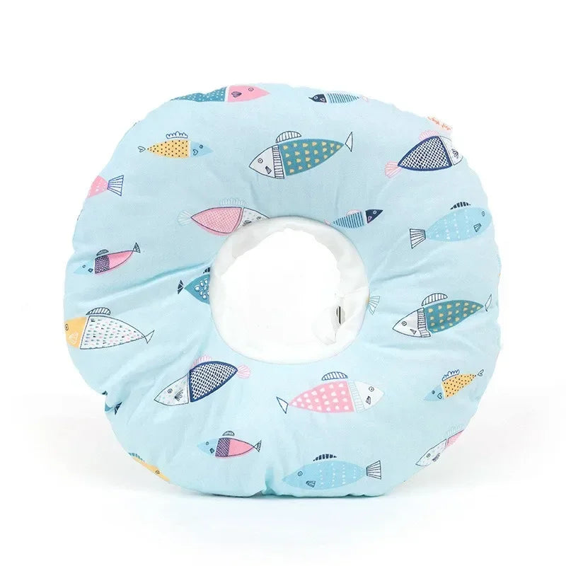 Collerette réglable pour chat avec motif de poissons colorés sur fond bleu clair