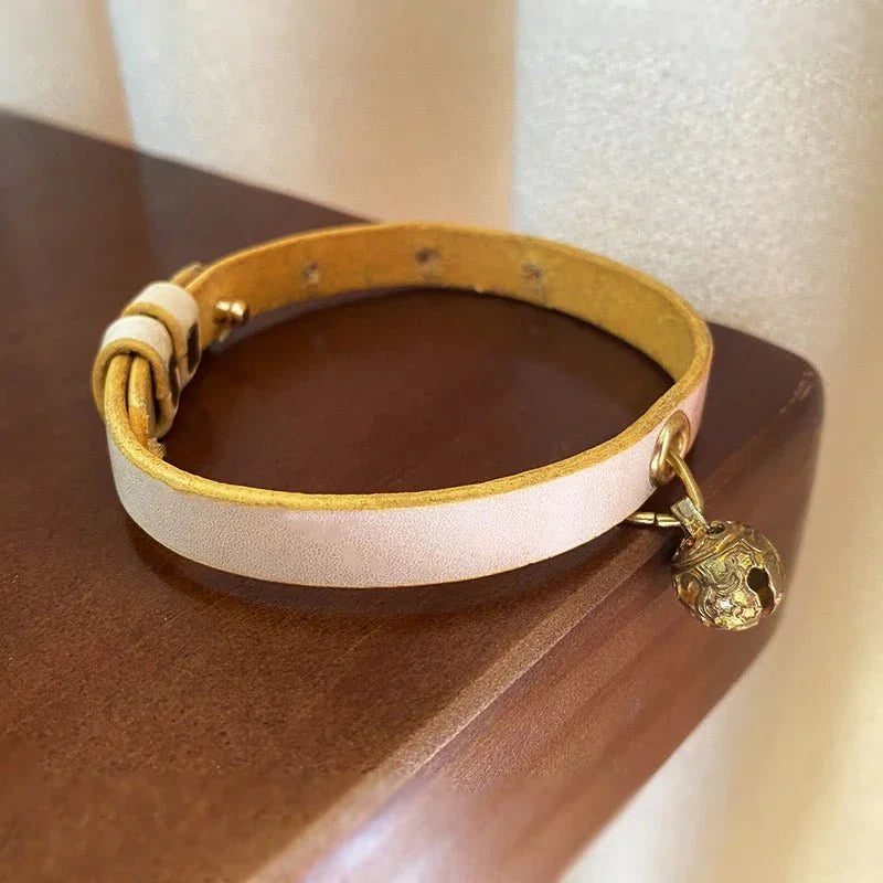 Collier à clochette pour chat Oscar et Plume en cuir avec un charmant grelot doré