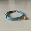 Collier à clochette pour chat bleu avec fermoir doré, idéal pour les félins élégants