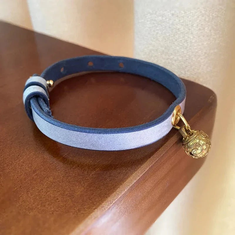 Collier à clochette pour chat en cuir bleu avec une clochette dorée élégante