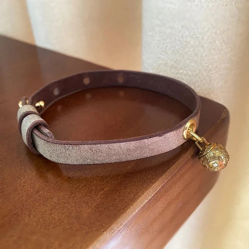 Collier à clochette pour chat en cuir avec une clochette dorée élégante