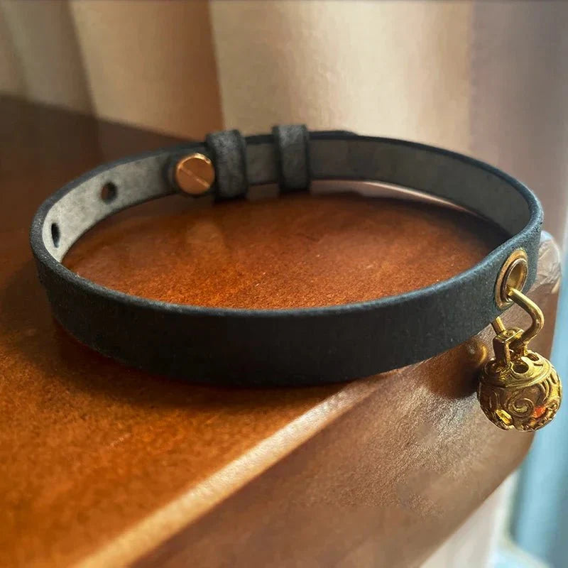 Collier à clochette pour chat en cuir noir avec charm doré et boucle ajustable