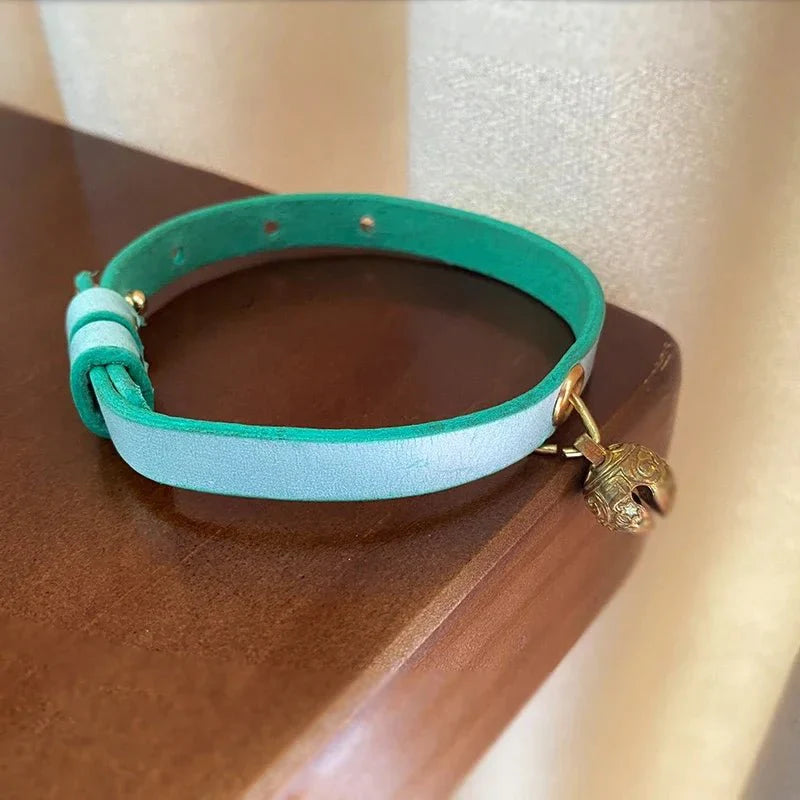 Collier à clochette pour chat en cuir bleu avec une clochette dorée et des détails élégants