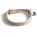 Collier anti étranglement chat beige avec clochette et sangle élastique par Oscar et Plume