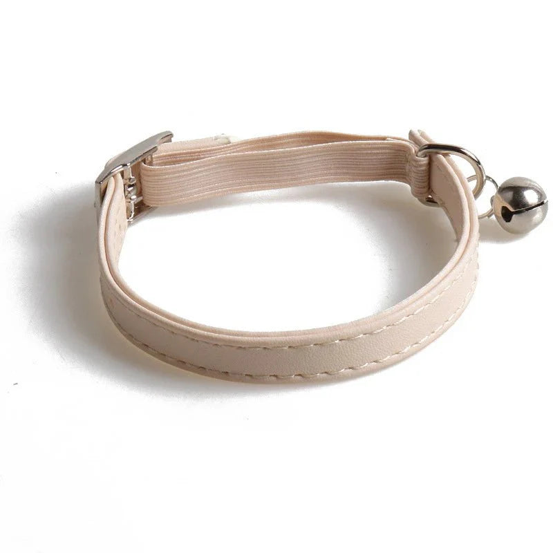 Collier anti étranglement chat beige avec clochette et sangle élastique par Oscar et Plume