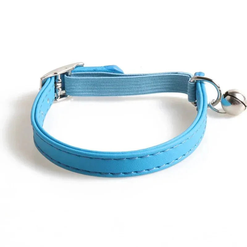 Collier anti étranglement chat bleu avec clochette et boucle réglable signé Oscar et Plume