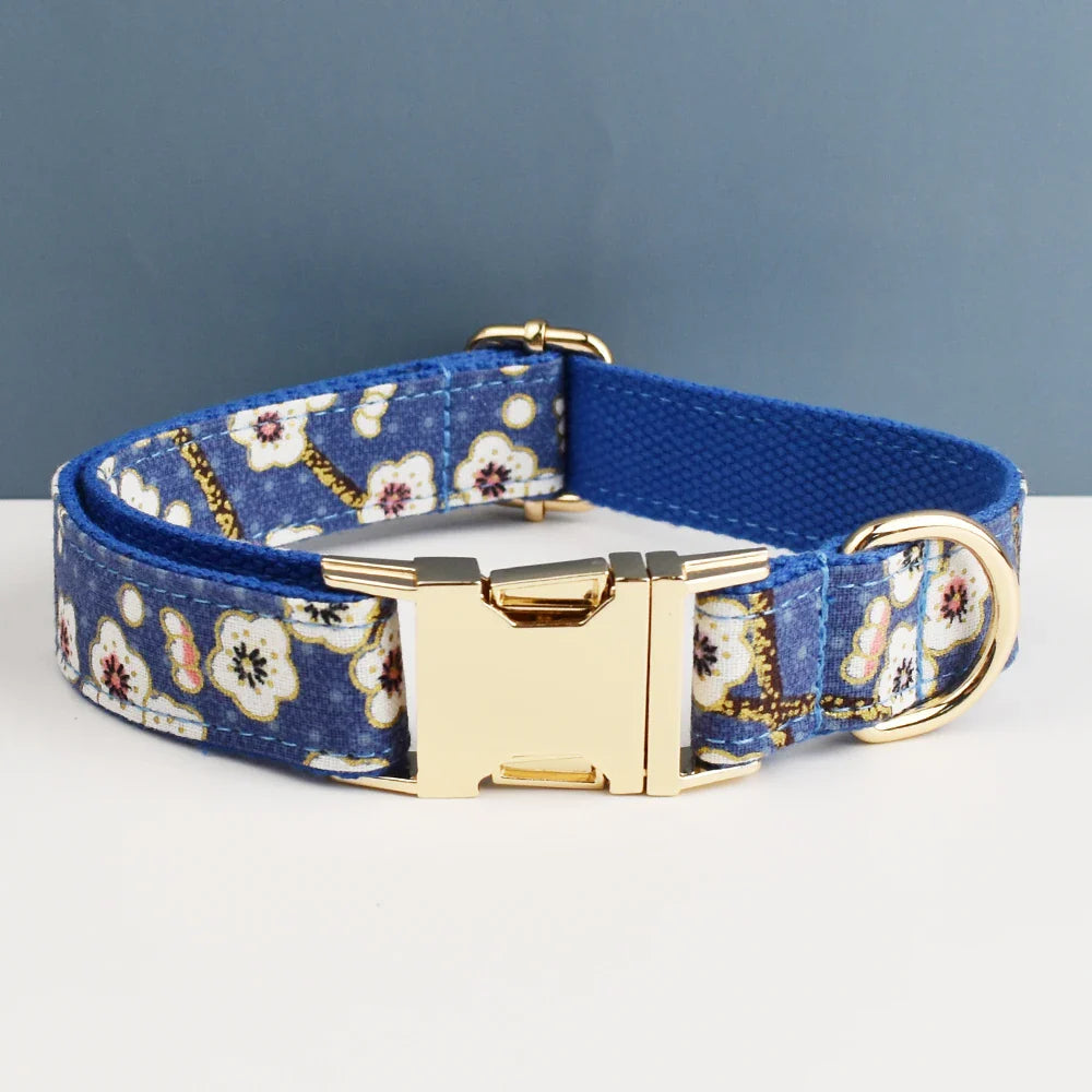 Collier chien personnalisable en tissu bleu avec motifs floraux et boucle dorée
