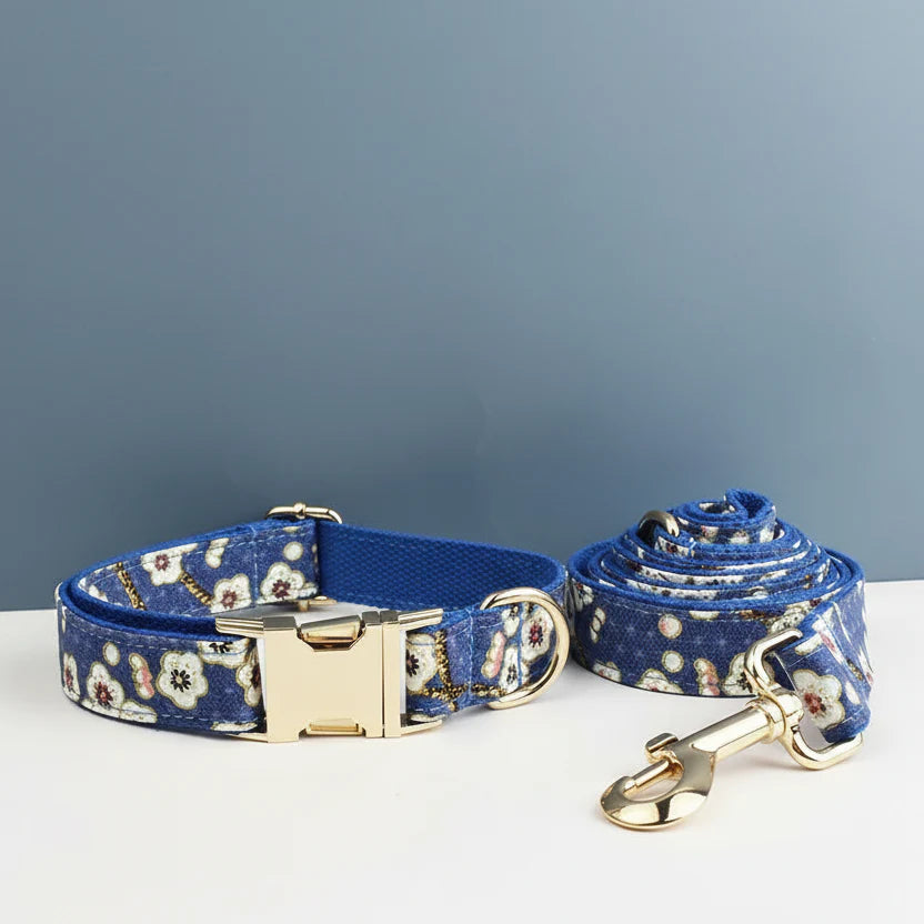 Collier chien personnalisable avec une laisse assortie à motif fleuri sur fond bleu