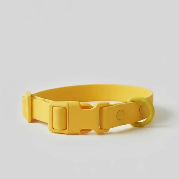 Collier chien PVC résistant jaune de la marque Oscar et Plume avec fermeture clip durable