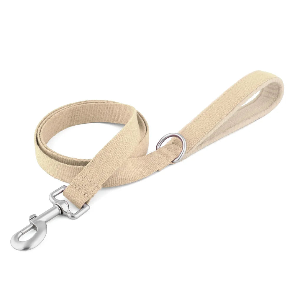 Laisse en coton beige pour chien avec mousqueton en métal, parfait pour les promenades avec le collier chien réglable en coton.
