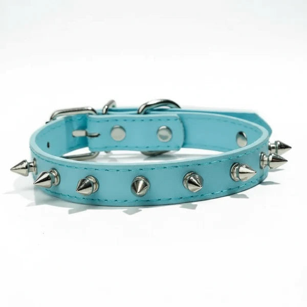 Collier clouté pour chien bleu ciel en cuir avec pointes métalliques argentées par Oscar et Plume