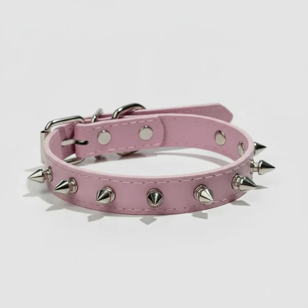 Collier clouté pour chien rose avec pics métalliques argentés de la marque Oscar et Plume