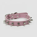Collier clouté pour chien rose avec pics métalliques argentés de la marque Oscar et Plume