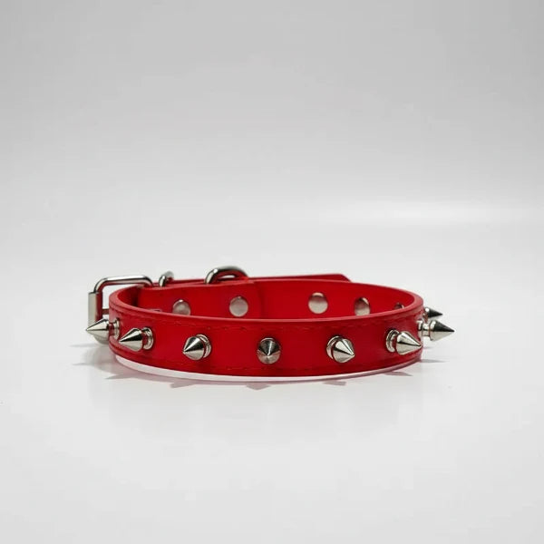 Collier clouté pour chien rouge en cuir avec pointes métalliques et boucle ajustable