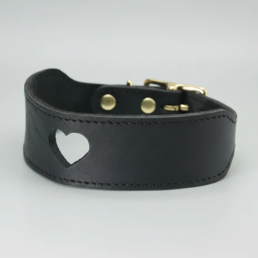 Collier cuir pour lévrier noir avec un motif en forme de cœur découpé