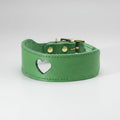 Collier cuir pour lévrier en vert avec une décoration en forme de cœur