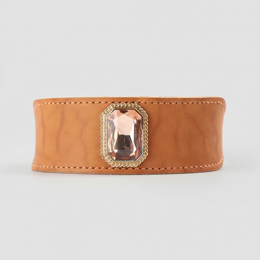 Collier de luxe pour chien en cuir avec un bijou en cristal rose élégant et design raffiné