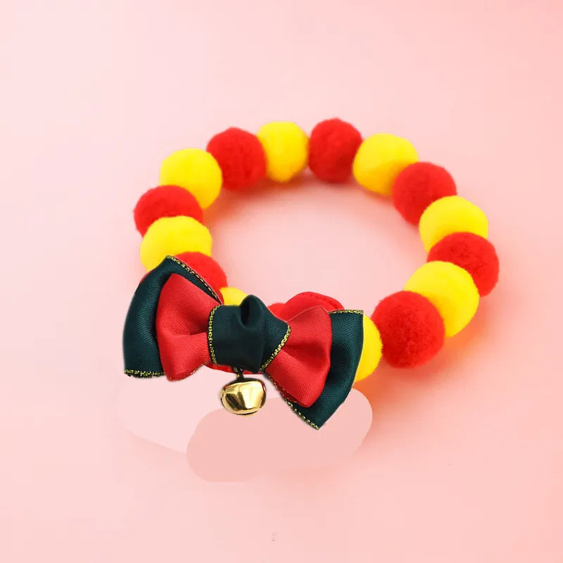Collier de Noël pour chat et chien en pompons rouges et jaunes avec un nœud en satin