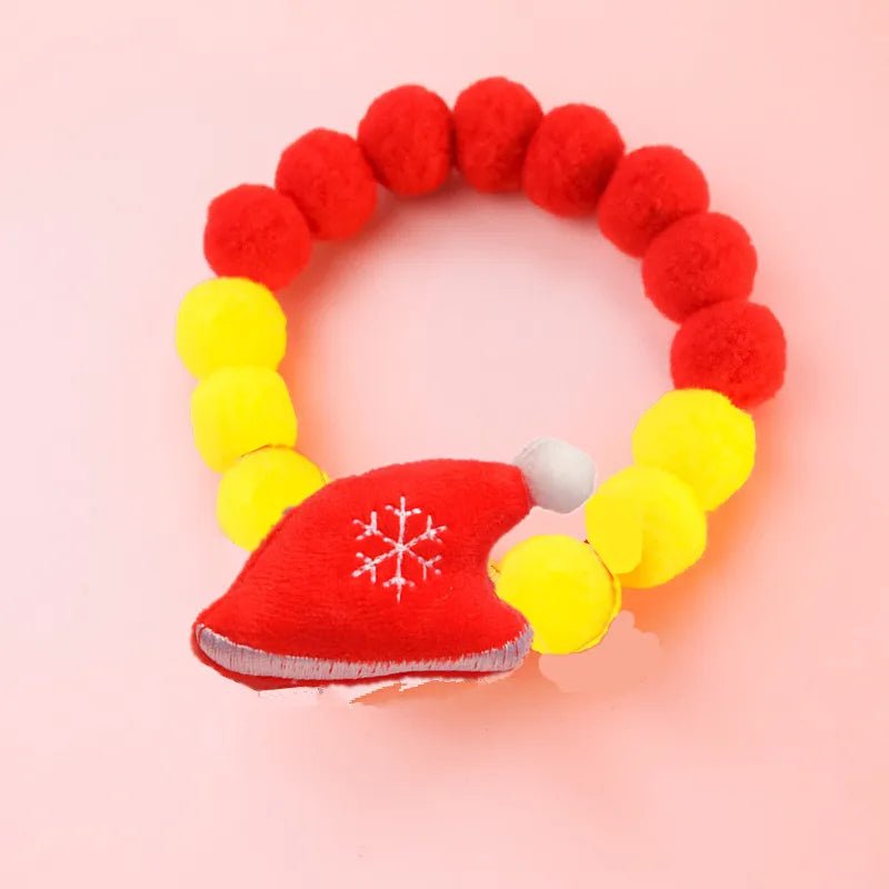 Collier de Noël pour chat et chien en pompons rouges et jaunes avec un chapeau de Noël décoratif
