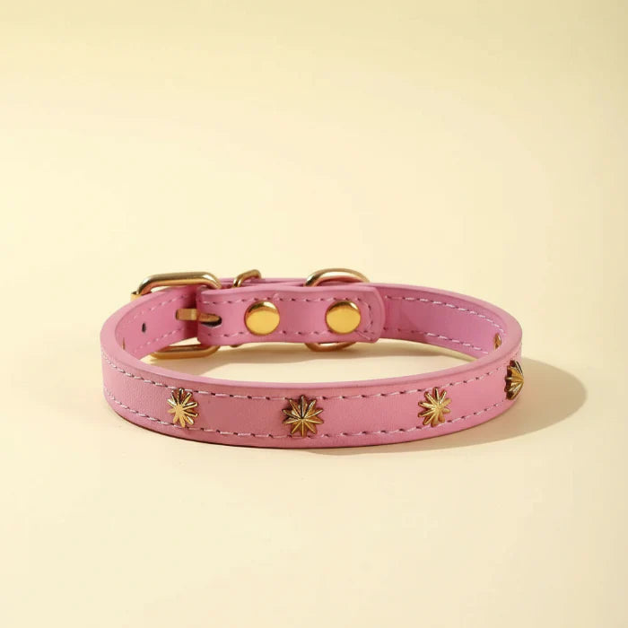 Collier design pour chat rose avec clous dorés étoiles et boucle réglable élégant