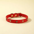Collier design pour chat rouge en cuir avec ornements dorés et boucle réglable