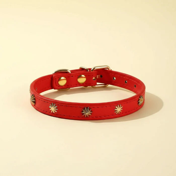 Collier design pour chat rouge en cuir avec ornements dorés et boucle réglable