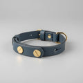 Collier en cuir fait main pour chat en bleu avec clous dorés pour un style élégant