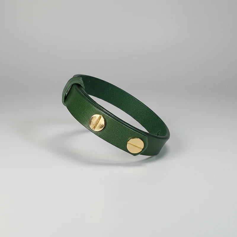 Collier en cuir fait main pour chat en vert avec des rivets dorés élégants