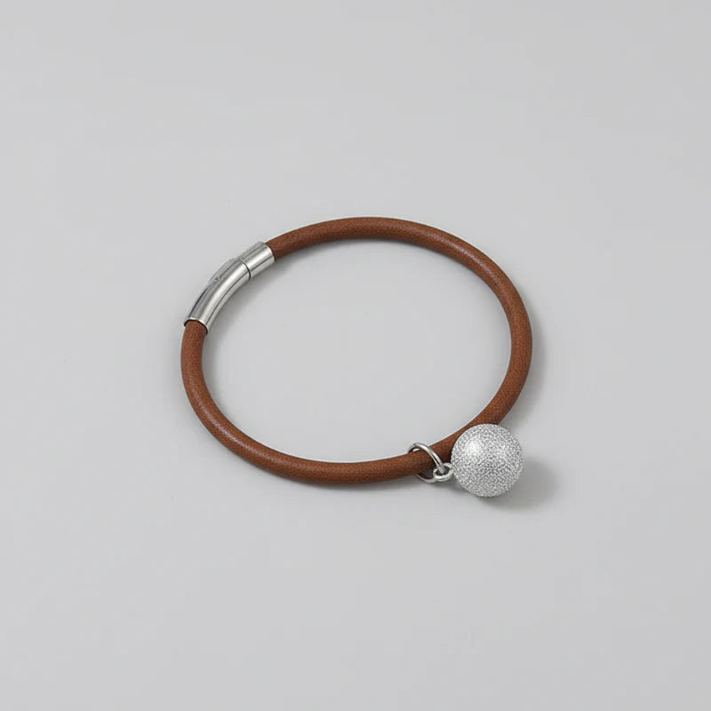 Collier en cuir pour chat de Oscar et Plume avec un pendentif argenté et un design élégant