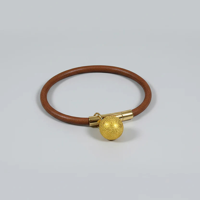 Collier en cuir pour chat de marque Oscar et Plume avec un charm en or élégant