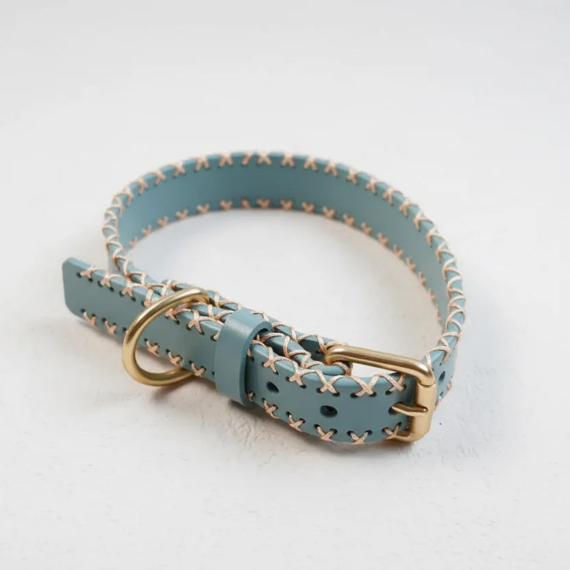 Collier en cuir pour chien en bleu avec coutures beige et boucle en métal doré