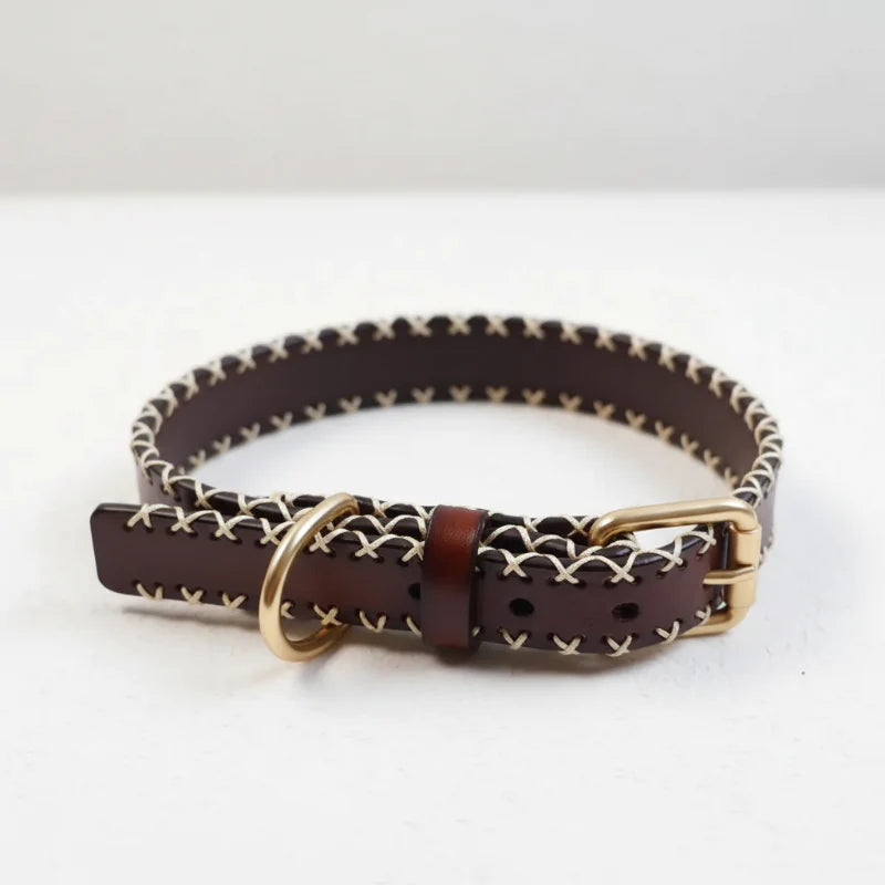Collier en cuir pour chien marron avec des coutures blanches et boucle en métal doré