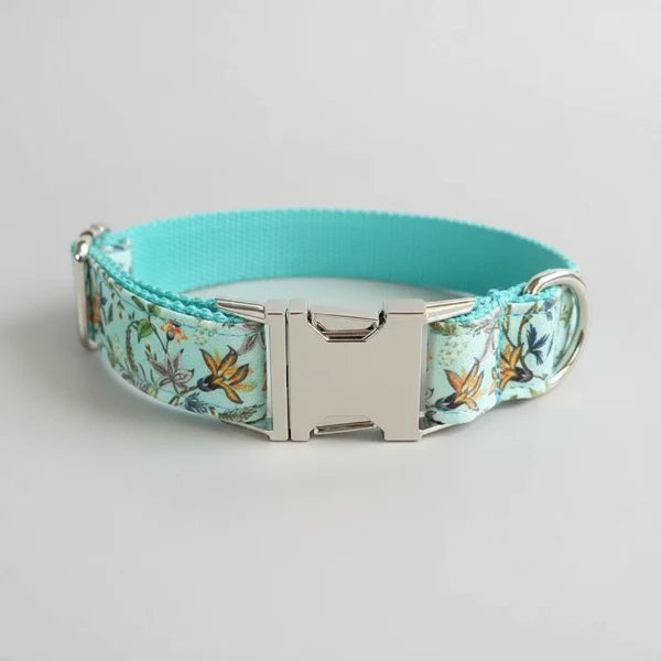 Collier et laisse personnalisable pour chien avec fermeture métallique et motif floral bleu par Oscar et Plume
