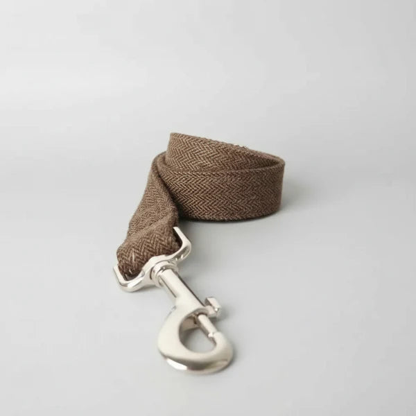 Collier et laisse personnalisable pour chien en tissu marron avec attache métallique argentée