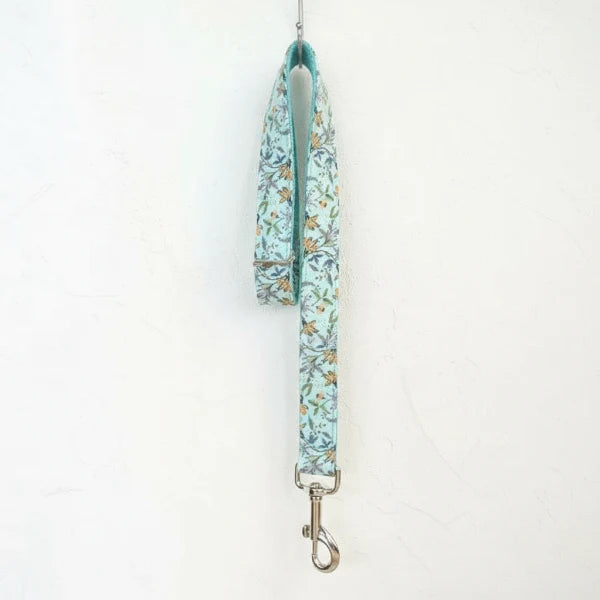 Collier et laisse personnalisable pour chien en tissu bleu à motifs floraux par Oscar et Plume