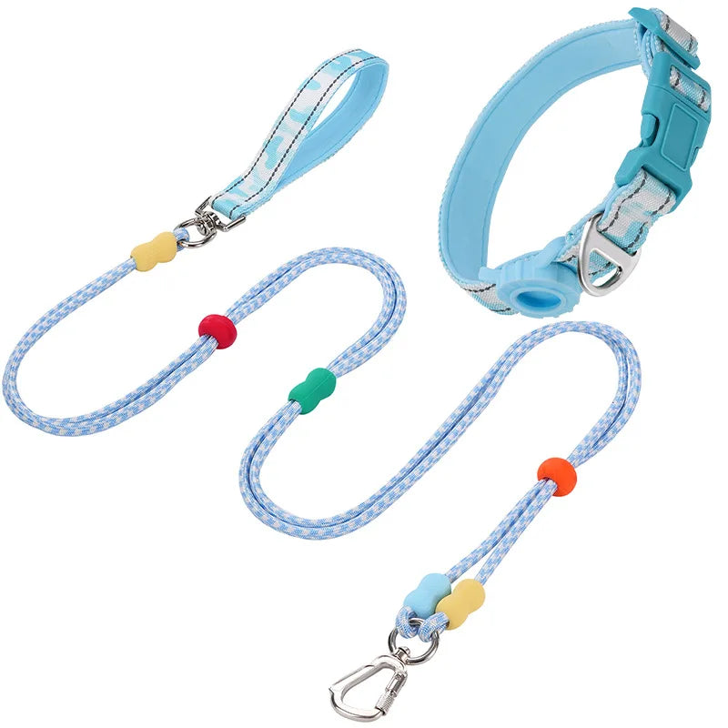 Collier et laisse pour chien en bleu avec design moderne et accessoires colorés pour le confort des animaux
