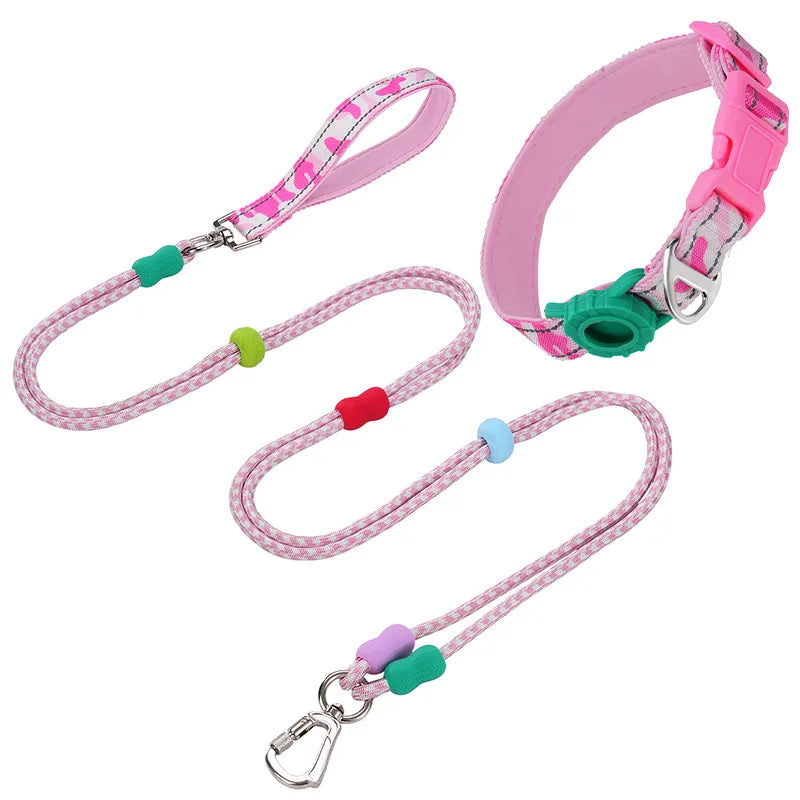 Collier et laisse pour chien en rose avec design en corde et accessoires colorés pour le confort du chien