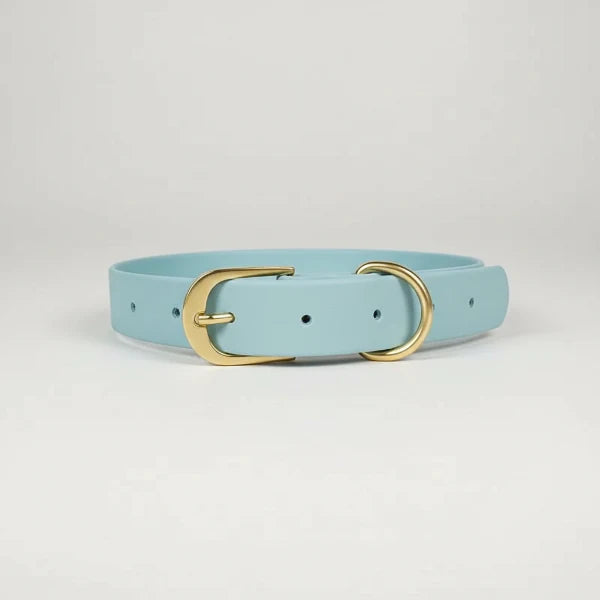 Collier imperméable chien bleu ciel Oscar et Plume avec boucle dorée réglable en plusieurs tailles