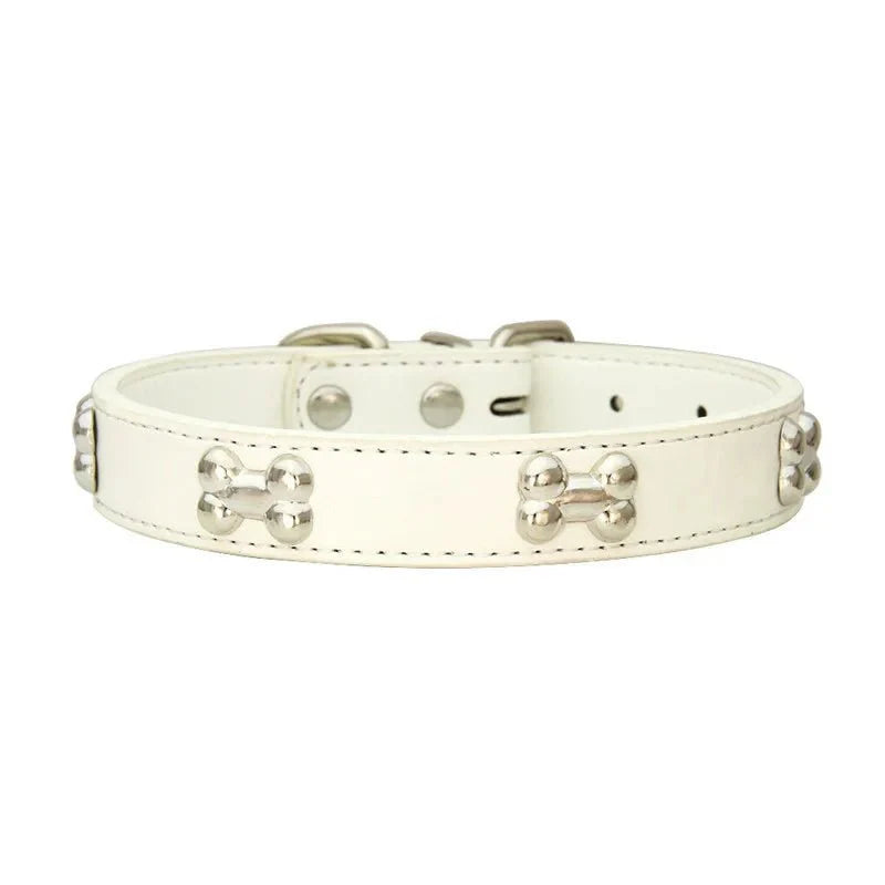 Collier os pour chien blanc en cuir avec décorations en forme d'os métalliques par Oscar et Plume