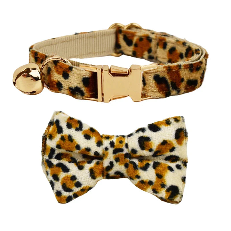 collier personnalisable chat leopard avec clochette et noeud papillon amovible finition doree ajustable