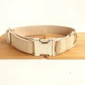 Collier personnalisable velours pour chien beige avec boucle métallique argentée de Oscar et Plume
