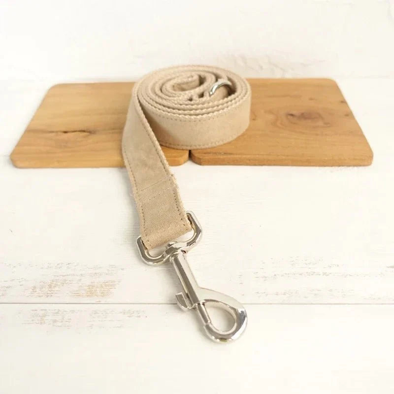 Laisse beige en velours avec attache métallique pour collier personnalisable velours pour chien Oscar et Plume