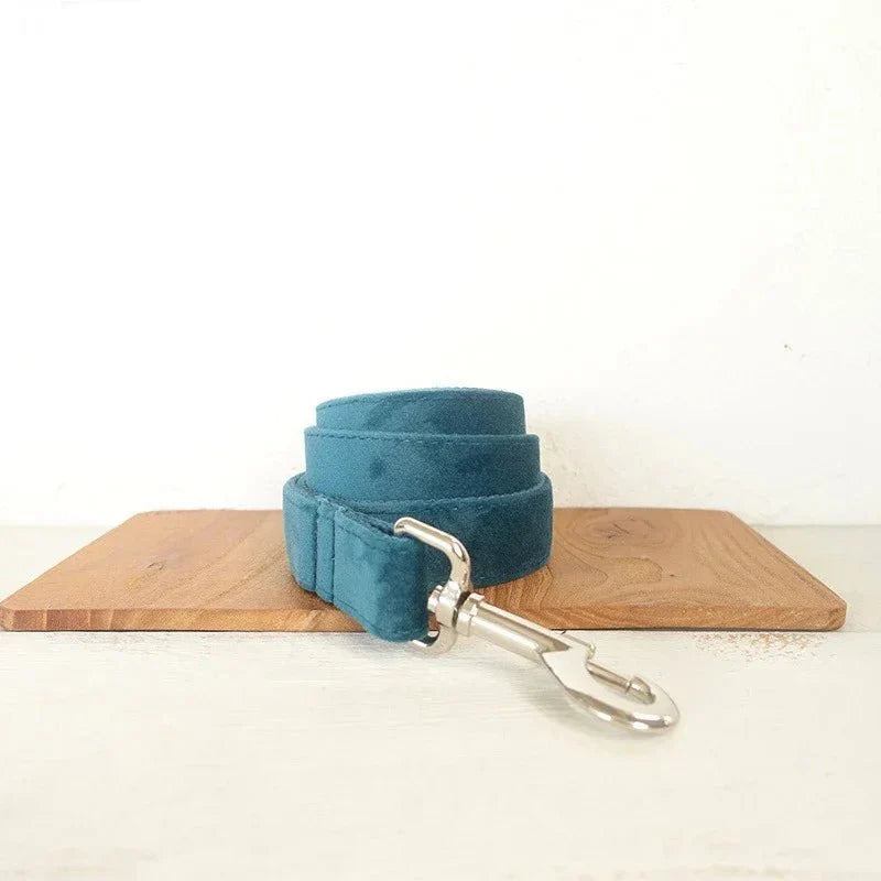 Collier personnalisable velours pour chien bleu avec attache métallique argentée de Oscar et Plume