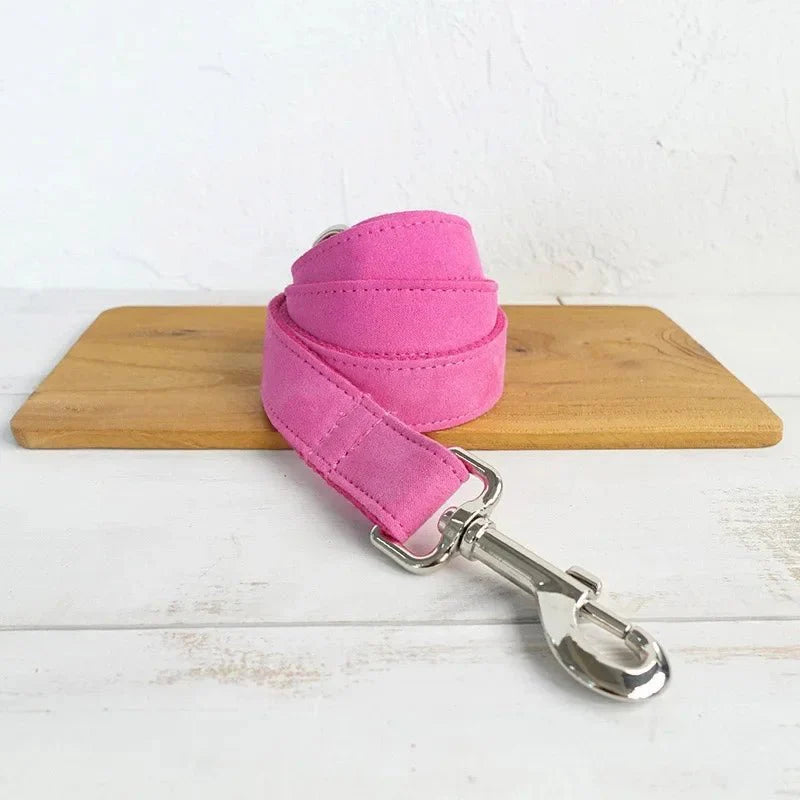 Laisse rose en velours avec clip métallique de haute qualité pour chien de la marque Oscar et Plume
