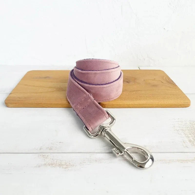 Collier personnalisable velours pour chien en tissu rose avec attache métallique argentée