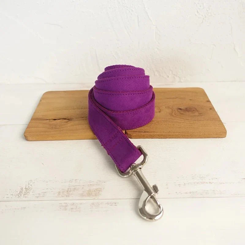 Collier personnalisable velours pour chien violet avec attache métallique de la marque Oscar et Plume